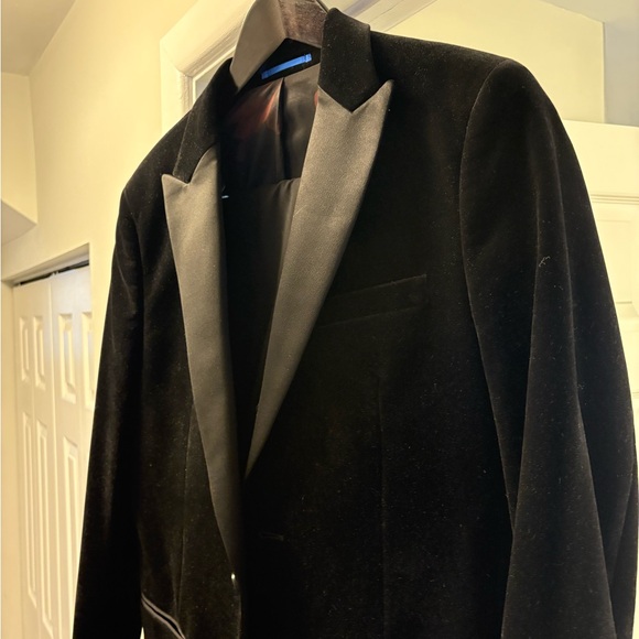 Peak lapel Tuxedo - Picture 3 of 4